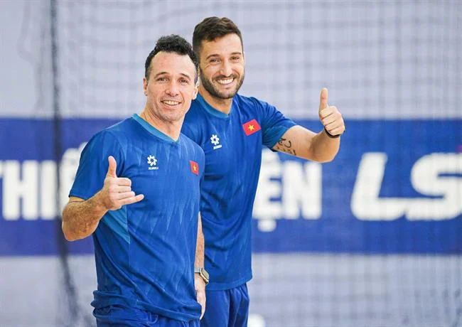 Tay vợt đang thực hiện cú giao bóng trên sân tennis, biểu tượng cho cá cược quần vợt tại f169 game.